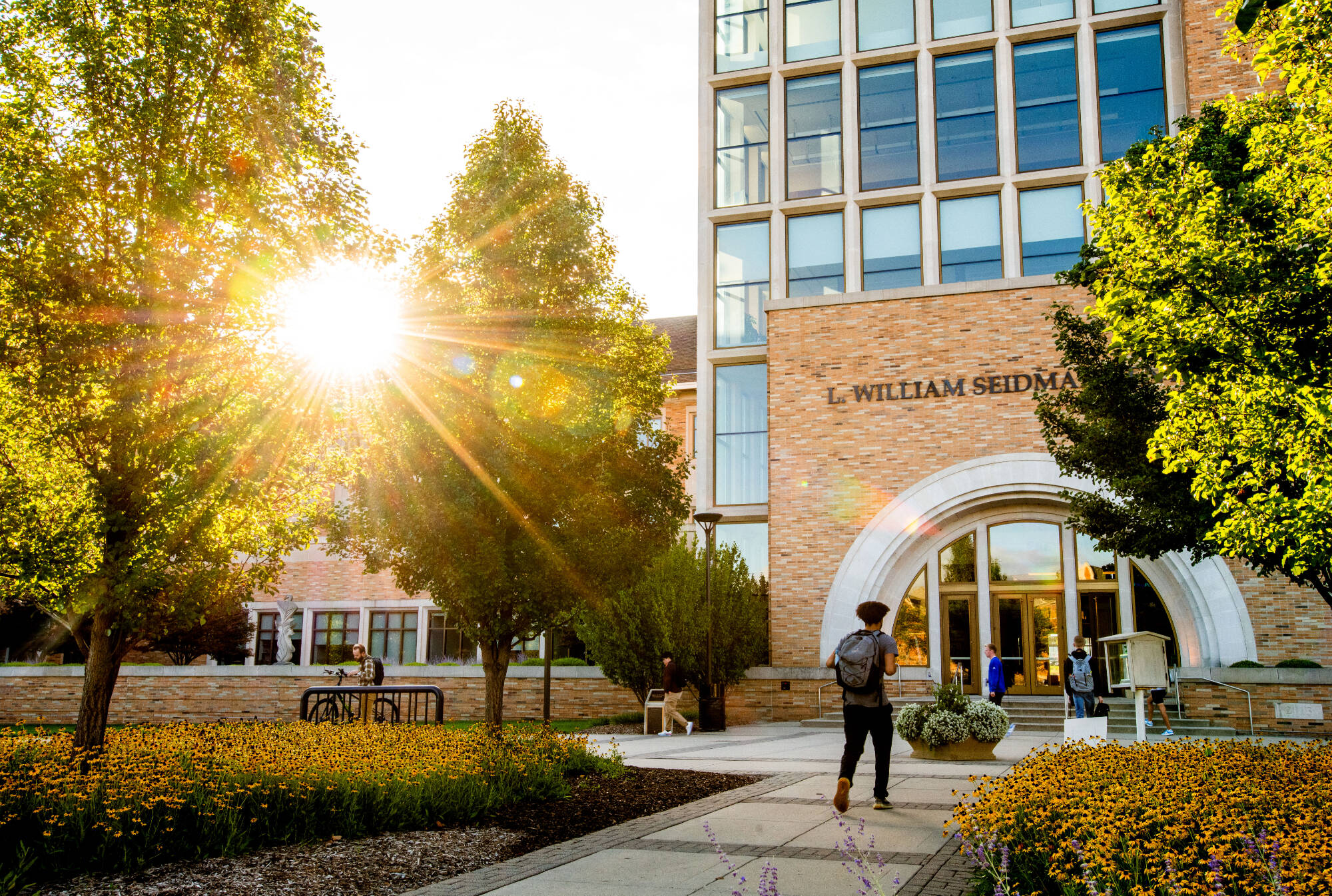 Students make their way to the Seidman Center on Grand Valley’s City Campus.